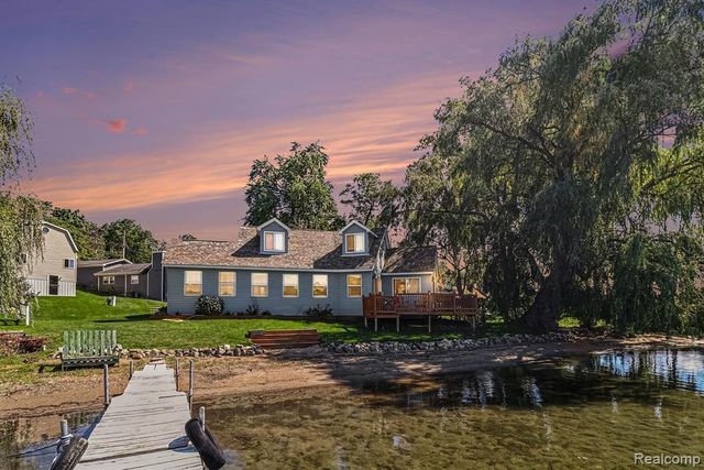 525 Hillwood Road, White Lake, MI 48383