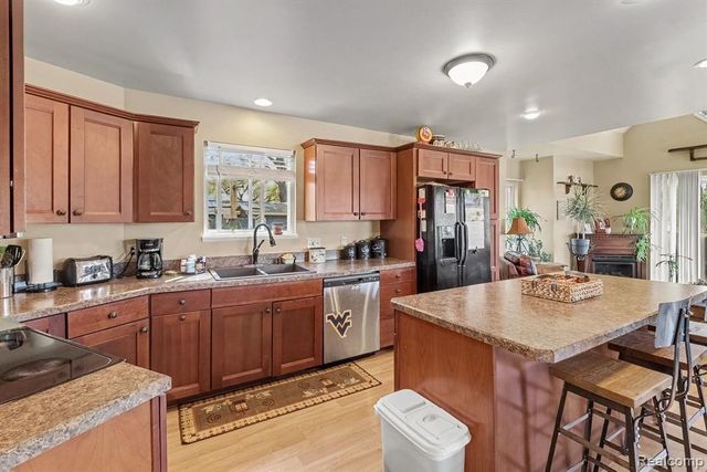 525 Hillwood Road, White Lake, MI 48383