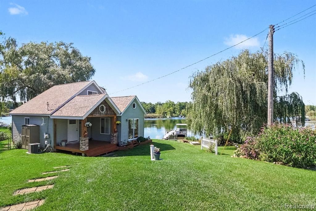525 Hillwood Road, White Lake, MI 48383