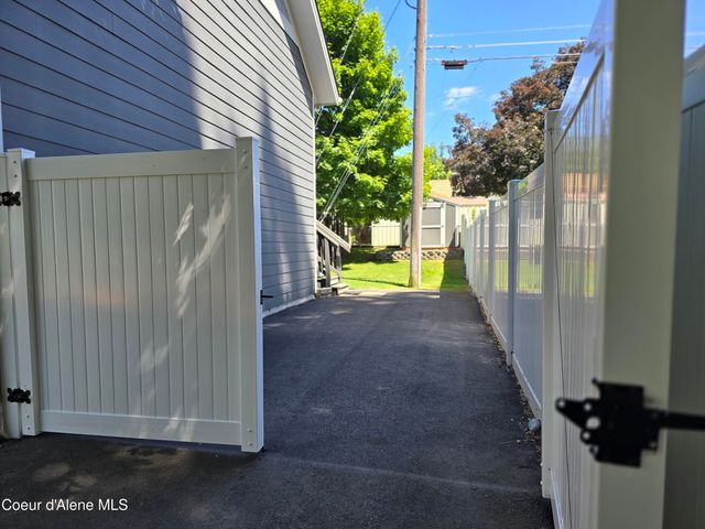 1032 N GOVERNMENT WAY, Coeur D'alene, ID 83814