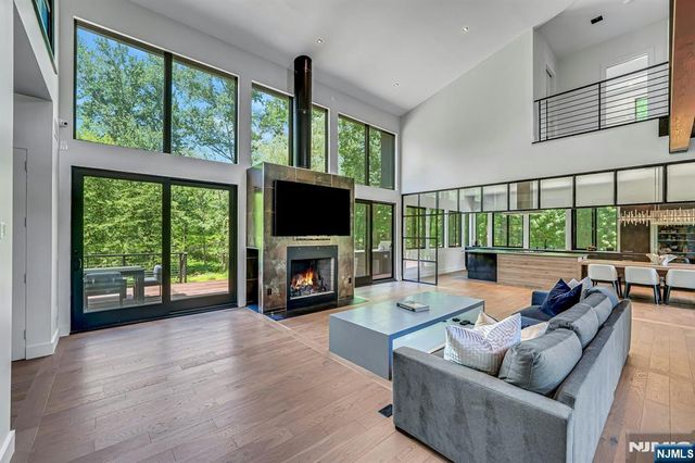 176 Edson Terrace, Franklin Lakes, NJ 07417