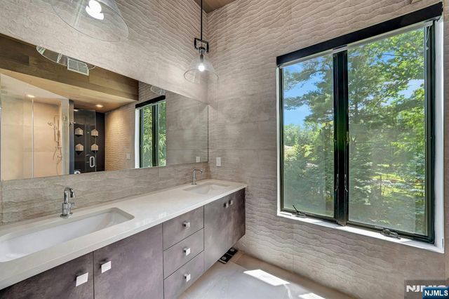 176 Edson Terrace, Franklin Lakes, NJ 07417