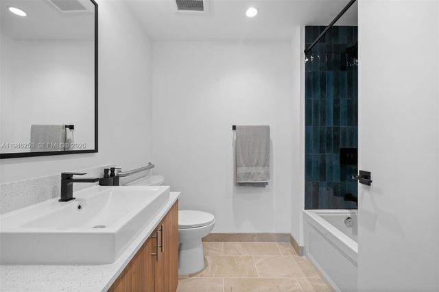 650 SW 1st St 305, Miami, FL 33130