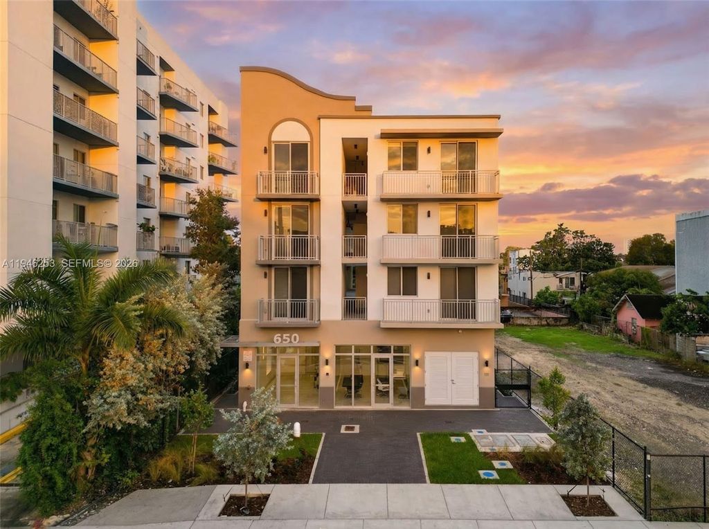 650 SW 1st St 305, Miami, FL 33130