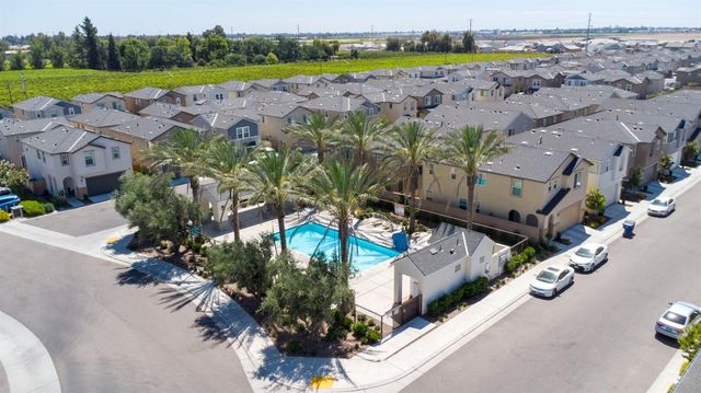 6294 E Riesling Drive E, Fresno, CA 93727