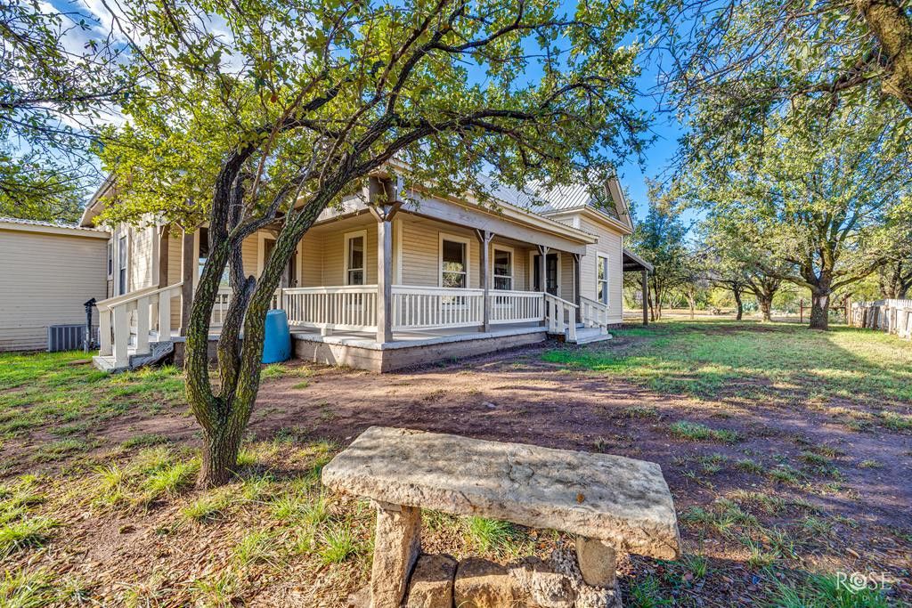 Image 3 of property listing at 201 Ratliff Road, Bronte, TX 76933