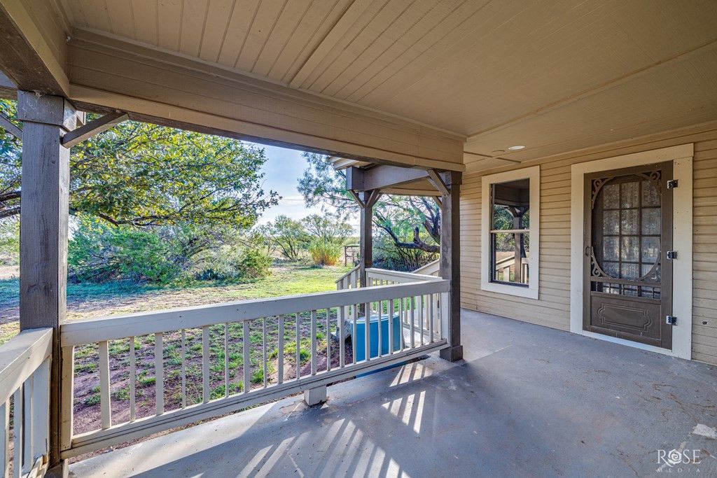 Image 6 of property listing at 201 Ratliff Road, Bronte, TX 76933