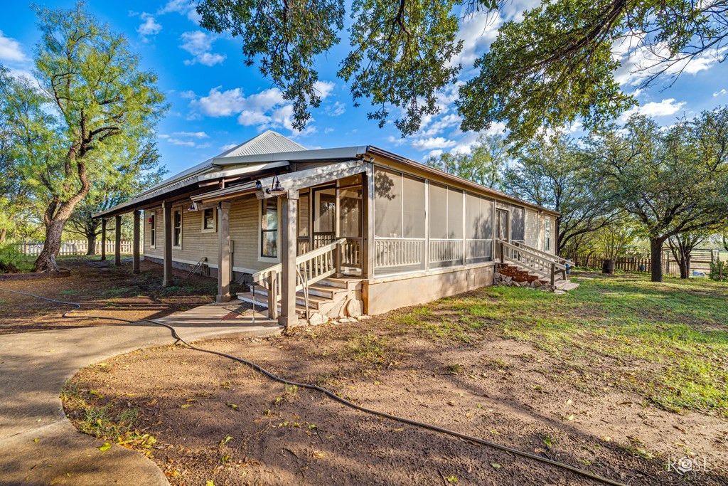 Image 7 of property listing at 201 Ratliff Road, Bronte, TX 76933