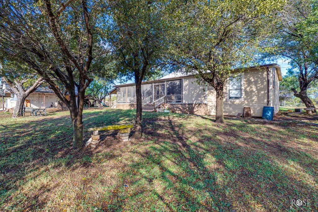 Image 8 of property listing at 201 Ratliff Road, Bronte, TX 76933