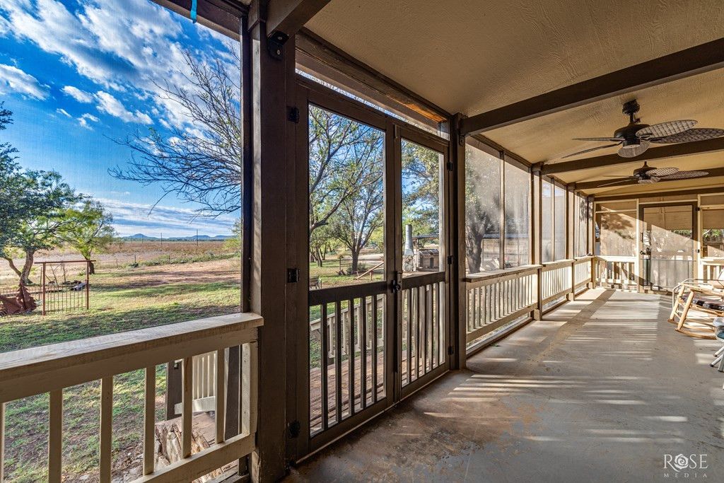 Image 9 of property listing at 201 Ratliff Road, Bronte, TX 76933