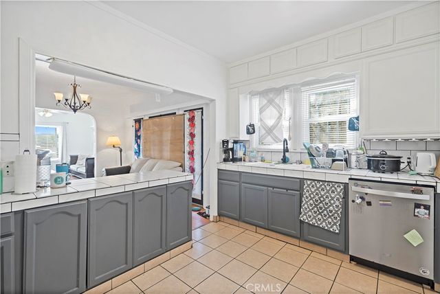 1637 W 37th Street, Los Angeles, CA 90018