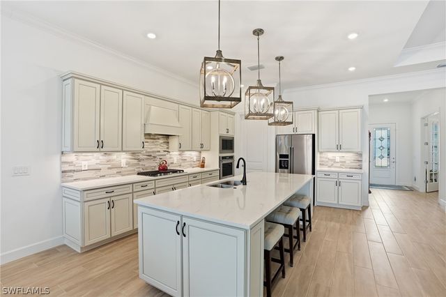 1821 Amador CT, Naples, FL 34120