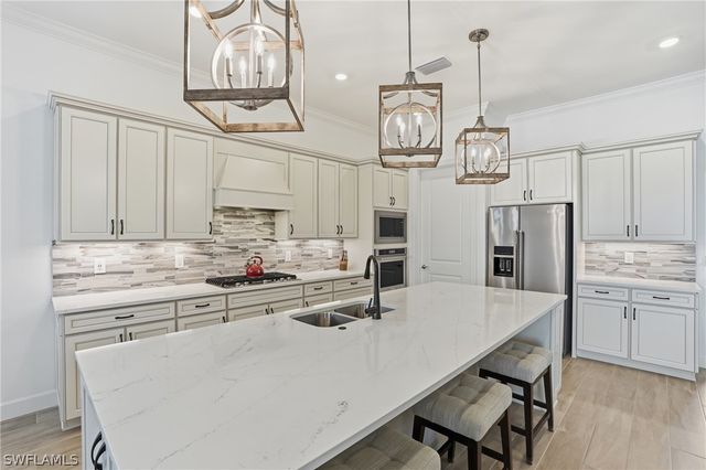 1821 Amador CT, Naples, FL 34120