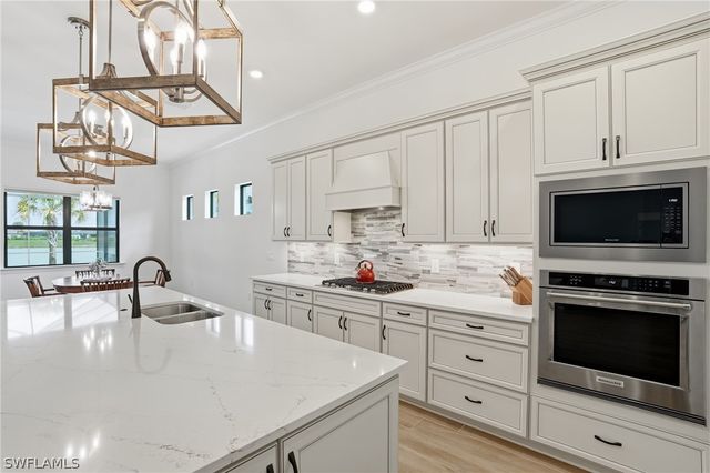 1821 Amador CT, Naples, FL 34120