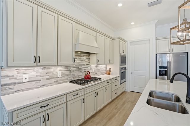 1821 Amador CT, Naples, FL 34120