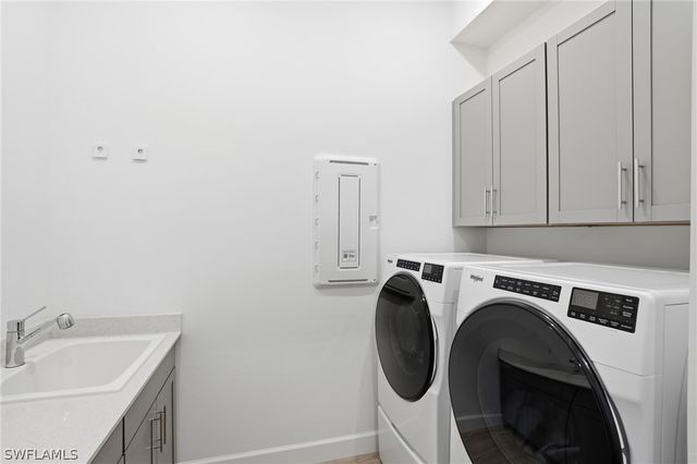 1821 Amador CT, Naples, FL 34120