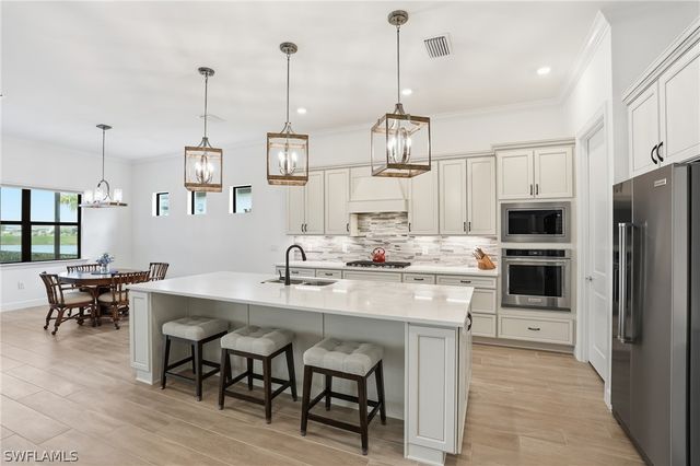 1821 Amador CT, Naples, FL 34120