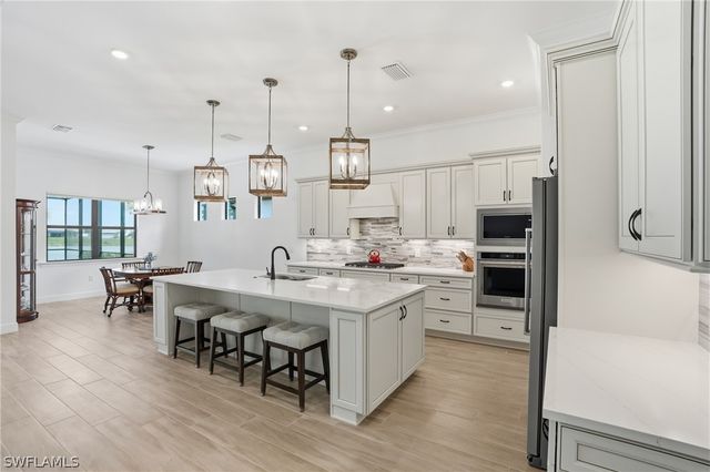 1821 Amador CT, Naples, FL 34120