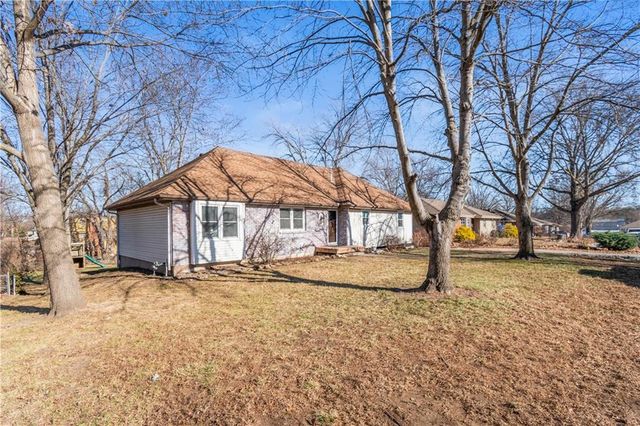 810 NE Chestnut Street, Lee's Summit, MO 64086