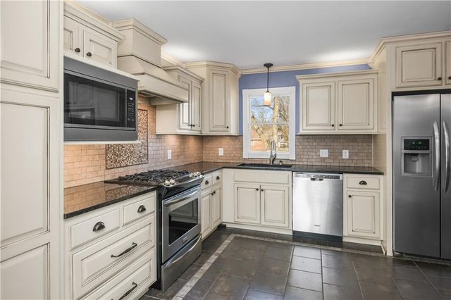 810 NE Chestnut Street, Lee's Summit, MO 64086