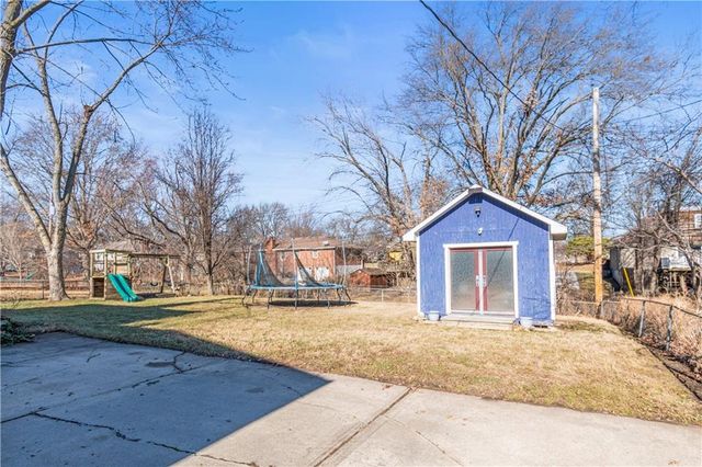 810 NE Chestnut Street, Lee's Summit, MO 64086