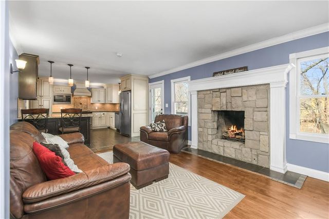 810 NE Chestnut Street, Lee's Summit, MO 64086