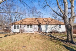 810 NE Chestnut Street, Lee's Summit, MO 64086