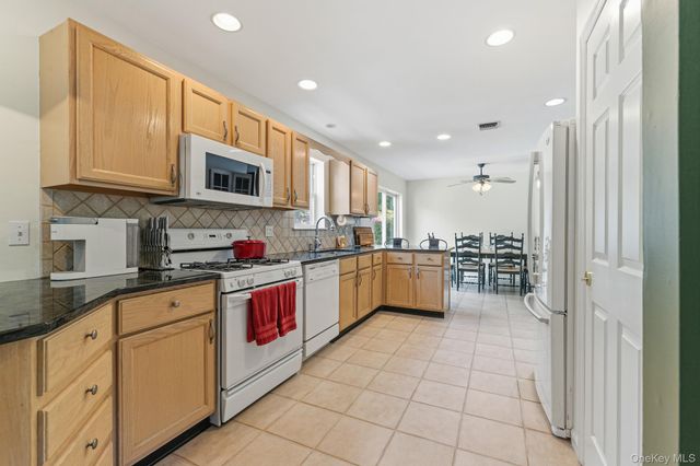 14 Long House Way, Commack, NY 11725