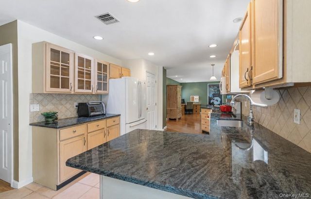 14 Long House Way, Commack, NY 11725