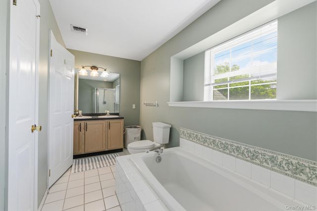 14 Long House Way, Commack, NY 11725