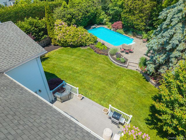 14 Long House Way, Commack, NY 11725