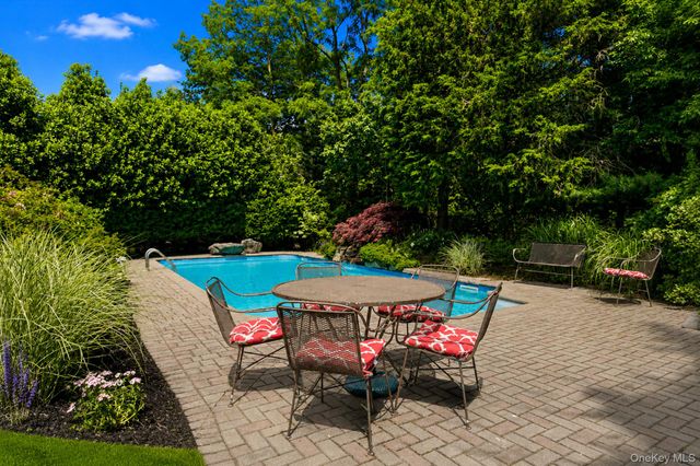 14 Long House Way, Commack, NY 11725