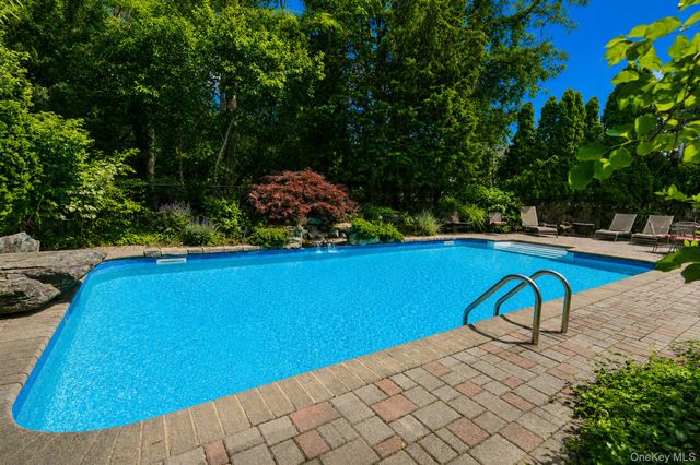 14 Long House Way, Commack, NY 11725