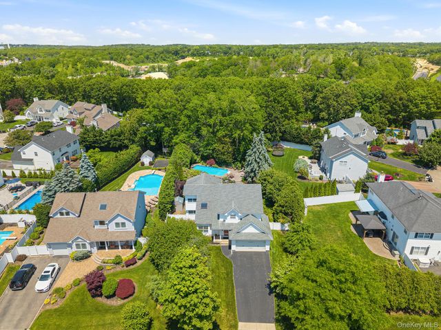 14 Long House Way, Commack, NY 11725