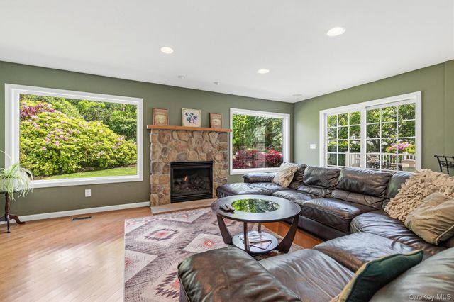 14 Long House Way, Commack, NY 11725