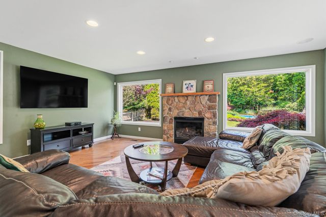 14 Long House Way, Commack, NY 11725