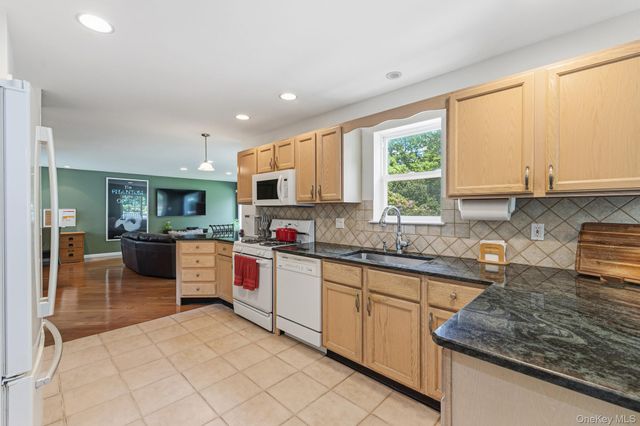14 Long House Way, Commack, NY 11725