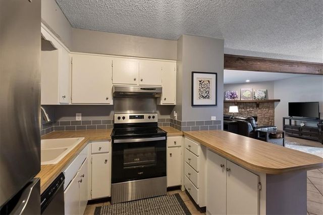 8333 LOWELL Avenue 3, Overland Park, KS 66212