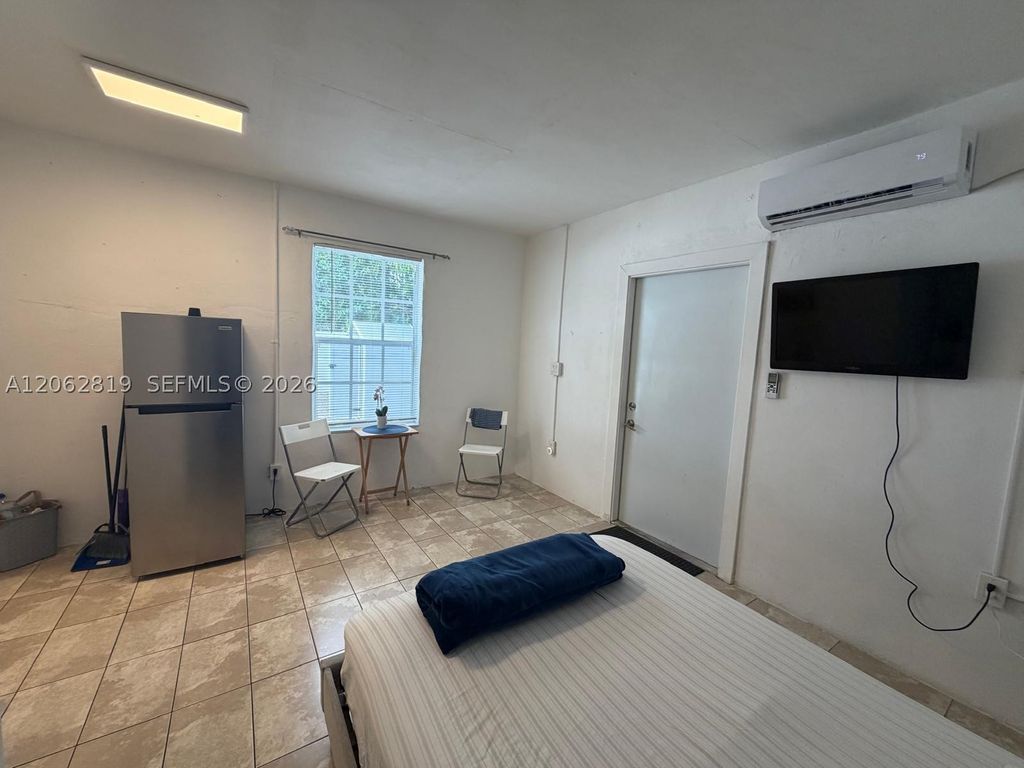 201 NE 169th St 1, North Miami Beach, FL 33162