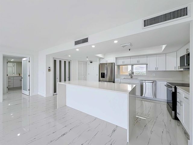 2480 Presidential Way 902, West Palm Beach, FL 33401