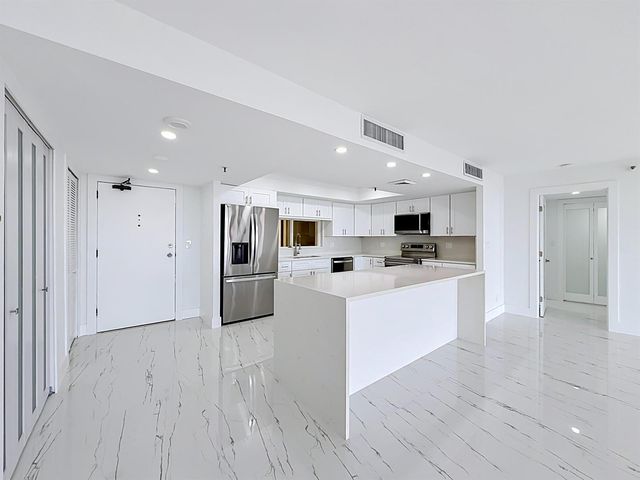2480 Presidential Way 902, West Palm Beach, FL 33401