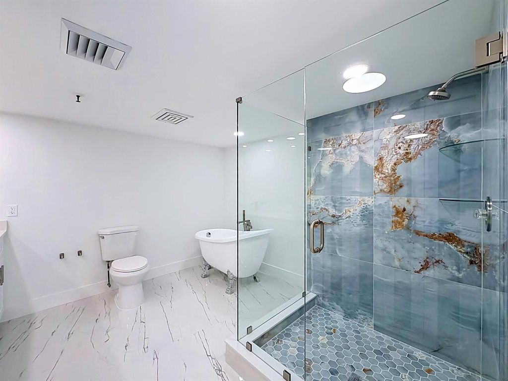 2480 Presidential Way 902, West Palm Beach, FL 33401