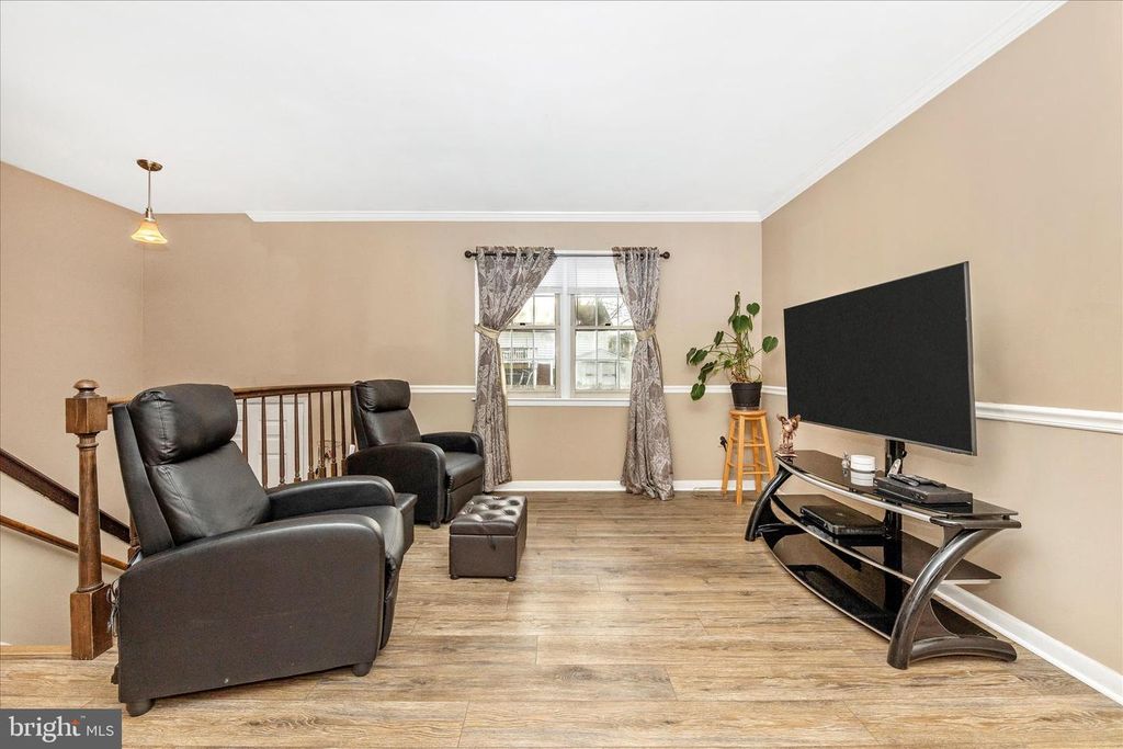 Image 2 of property listing at 274 LONGFORD DR, Frederick, MD 21702