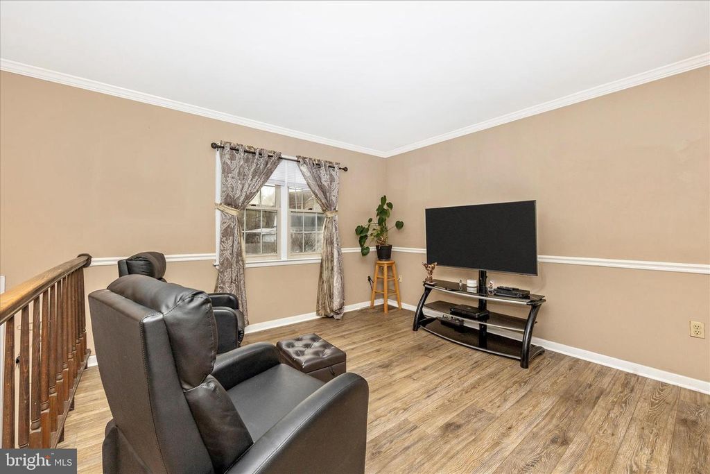 Image 3 of property listing at 274 LONGFORD DR, Frederick, MD 21702