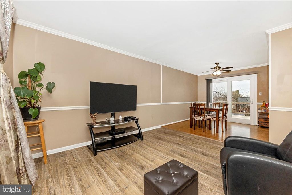 Image 4 of property listing at 274 LONGFORD DR, Frederick, MD 21702