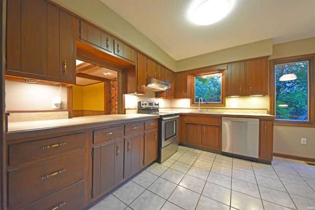 10018 Woodstream Drive, Fort Wayne, IN 46804