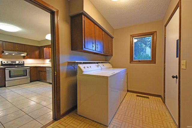 10018 Woodstream Drive, Fort Wayne, IN 46804