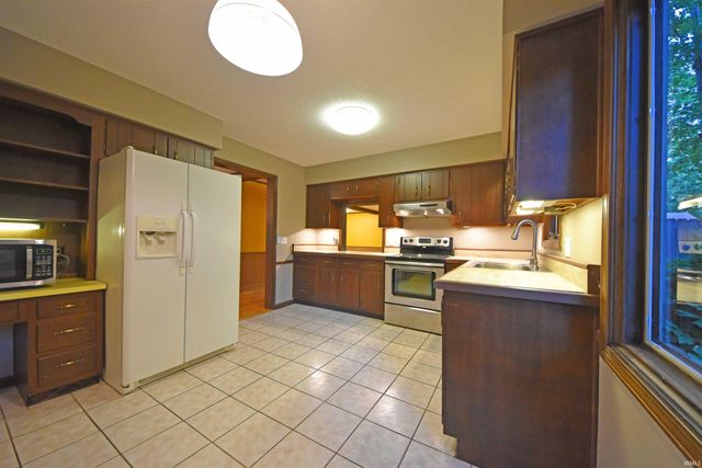 10018 Woodstream Drive, Fort Wayne, IN 46804