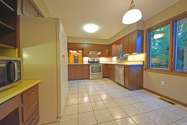 10018 Woodstream Drive, Fort Wayne, IN 46804