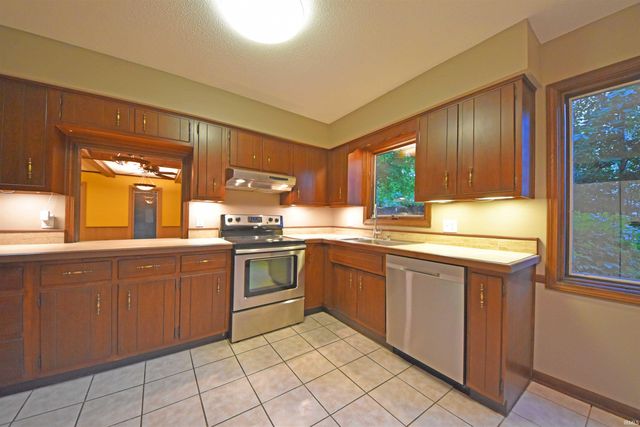 10018 Woodstream Drive, Fort Wayne, IN 46804